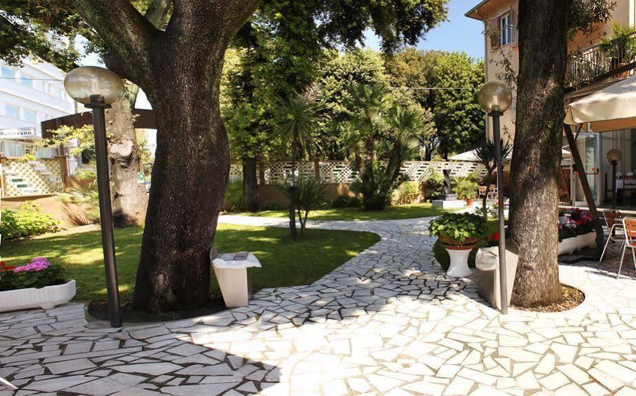 Hotel Roma Marina di Massa Buitenkant foto